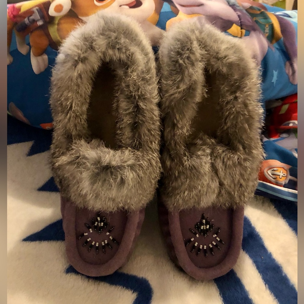 Soft Moc Size 7 Pretty Purple Moccasins.  Great Condition/almost like new.